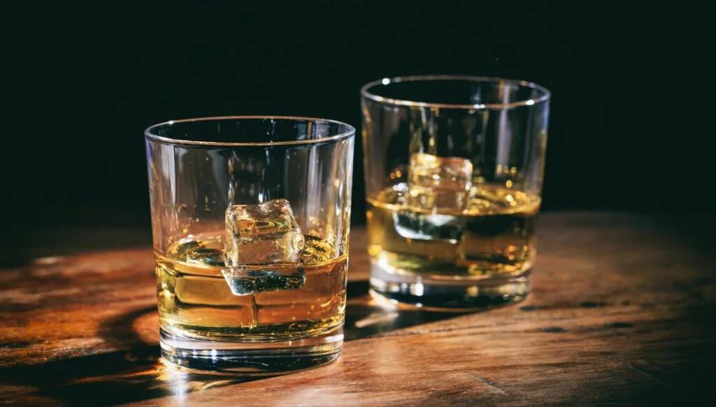two-whiskey-glasses-with-whiskey-and-ice