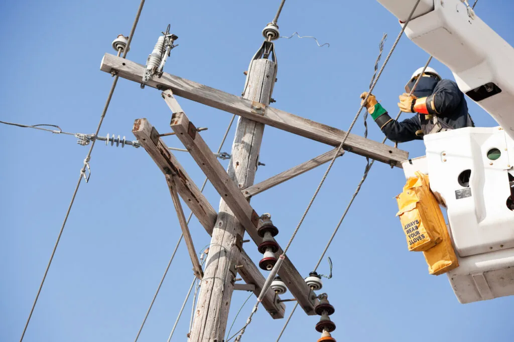 ineman-working-on-pole.