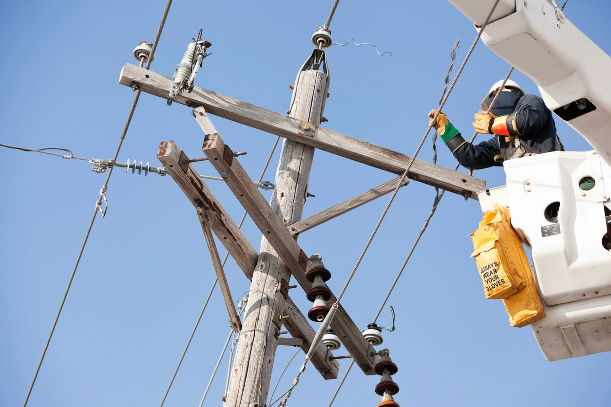 ineman-working-on-pole.