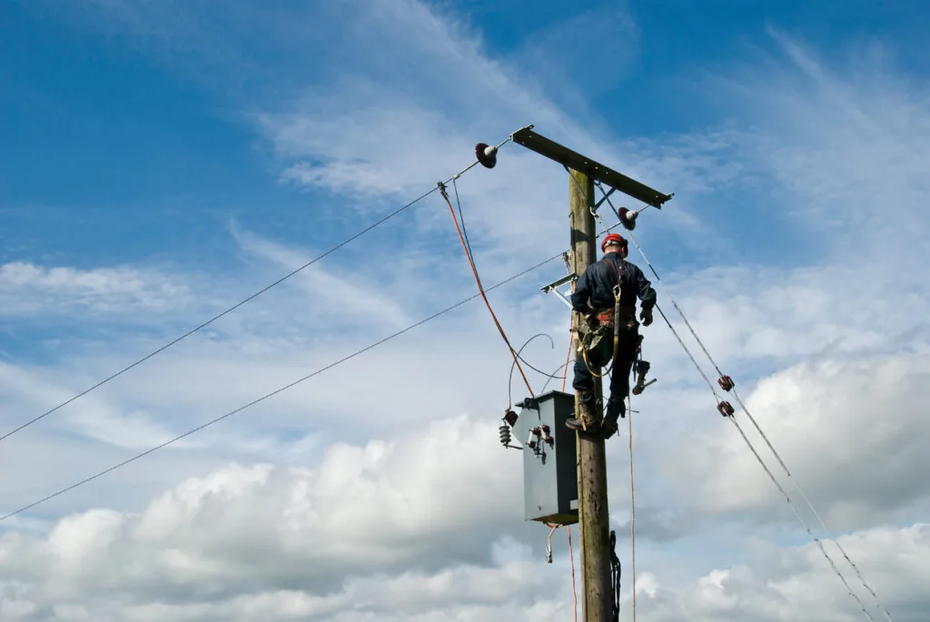 lineman-repairing-power-line