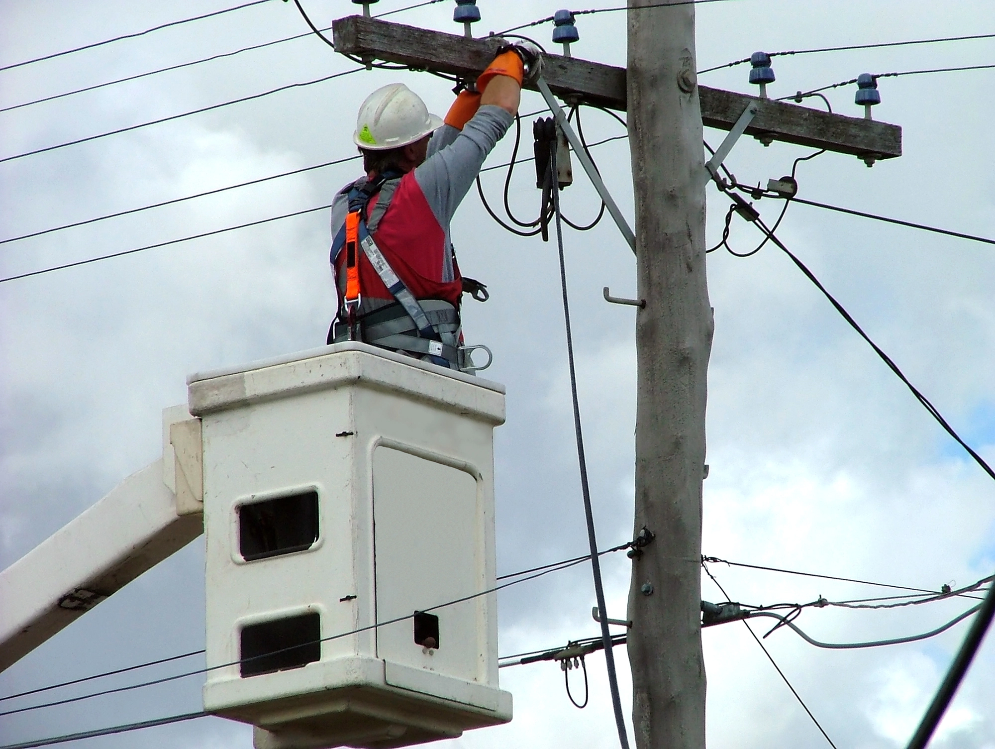 lineman-pole-grounding
